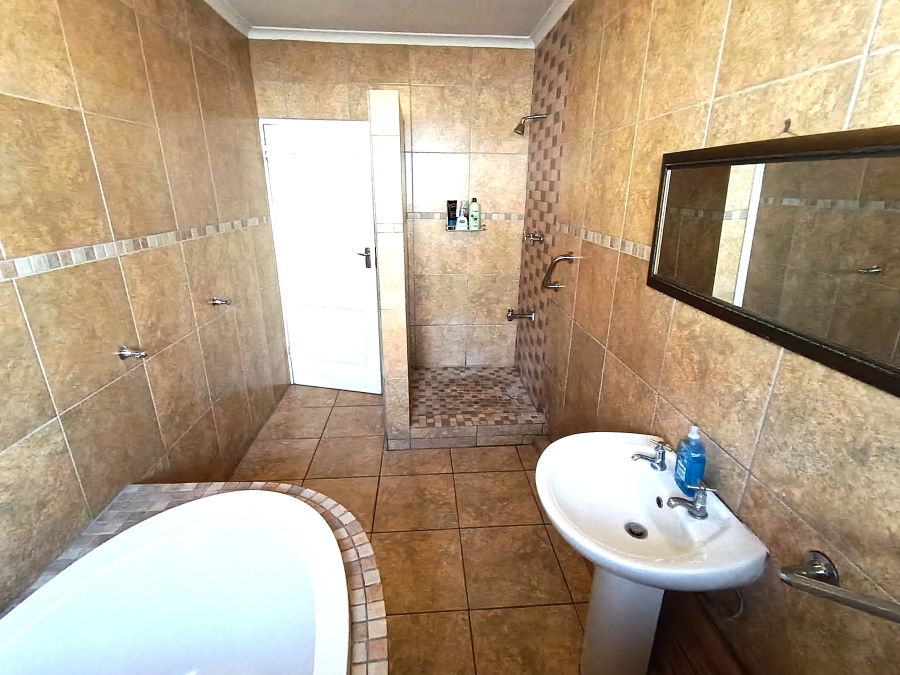 To Let 4 Bedroom Property for Rent in Southfork Western Cape